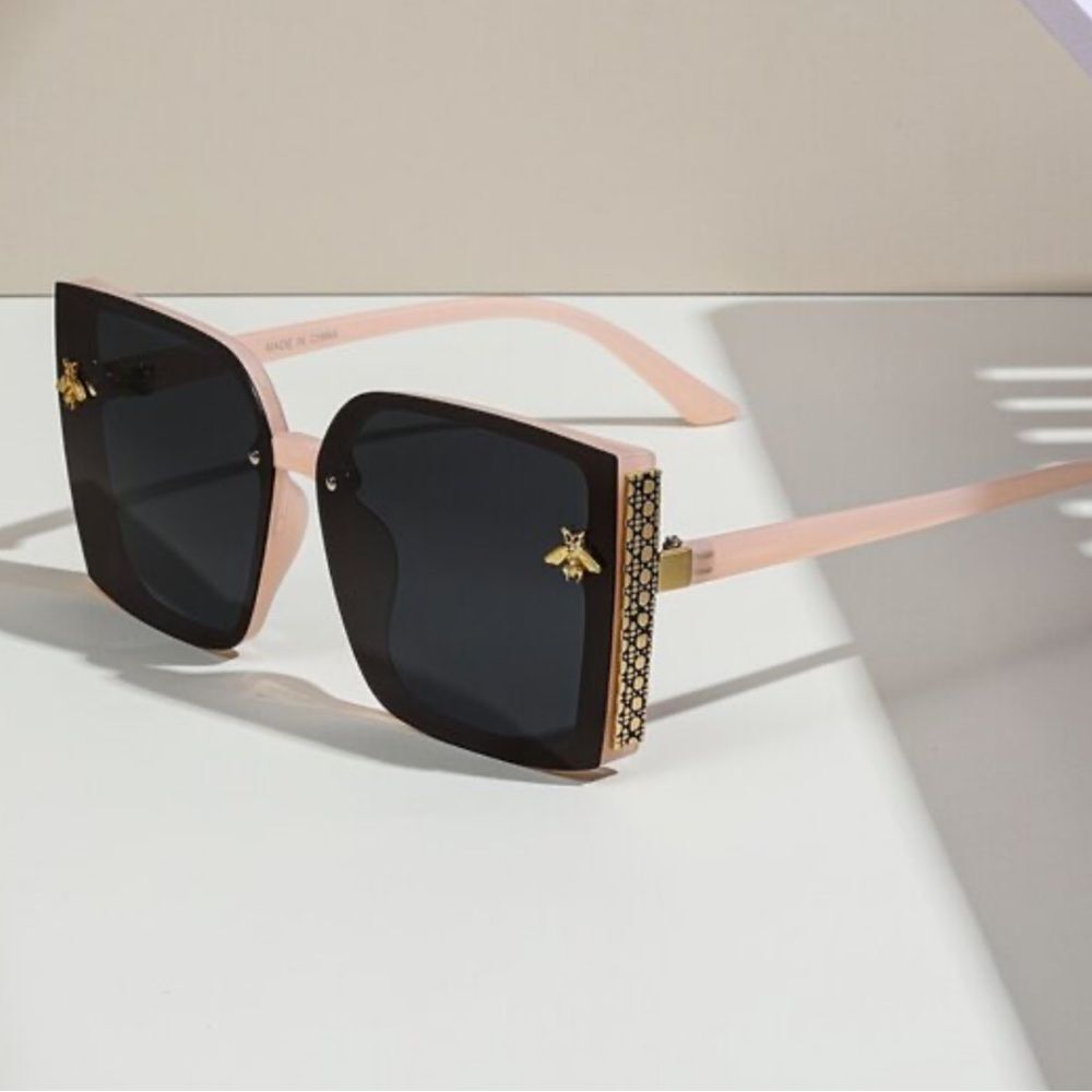Light Pink or blk Square Fashion Sunglasses with Gold Bee Accent